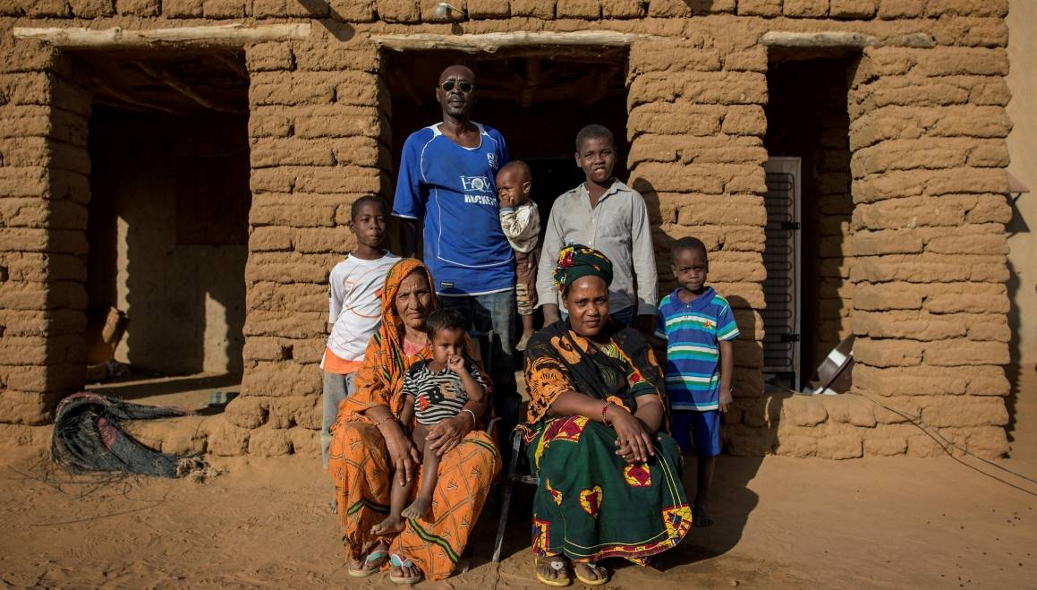 Tämä perhe Gaossa koostuu useista etnisyyksistä (arabit, tuareg, songhai). Gaossa on yleistä, että saman perheen sisällä on useita eri etnisyyksiä. Tällaisia perheitä käytetään symbolina siitä, että rauha ja sovinto ovat mahdollisia. Kuva: Kuva: YK-kuva/Marco Dormino.